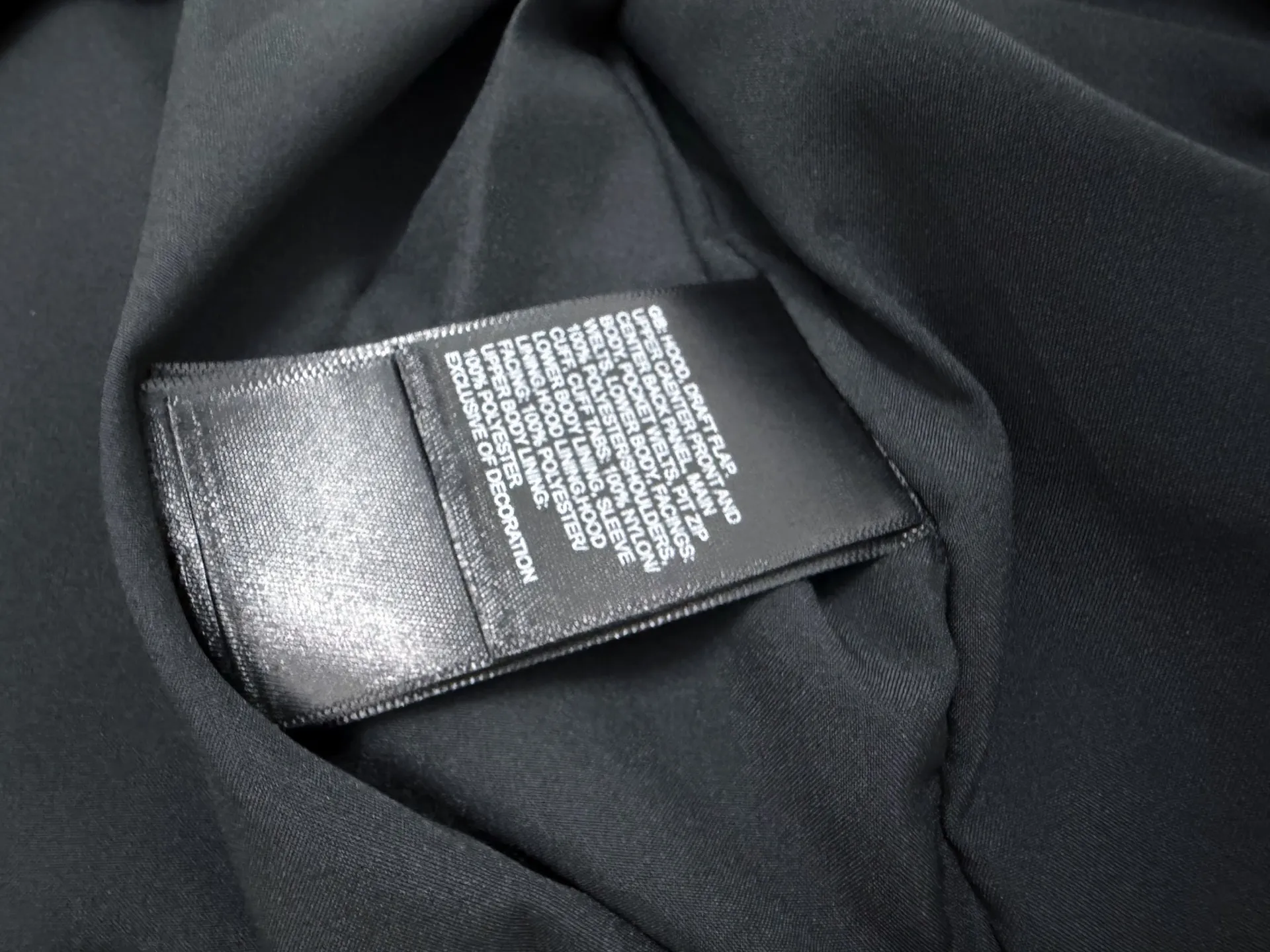 (original) [The North Face] The North Face 1990 Classic outdoor waterproof jacket and mountaineering jacket #Purchasing level In order to restore all the texture of ZP, this year the team spent several months and finally shipped it. All accessories are restored to ZP, and the fabric workmanship is upgraded. ✅Waterproof to the international ISO standard 90 (ISO 4) level to achieve the rolling effect of water droplets on a lotus leaf. ✅Highly permeable laminated fabric Gore-tex imitation water Breathable film, feels better and more comfortable. ✅The embroidery uses the original imported Tajima embroidery machine to restore ZP. Tajima's embroidery is neat and three-dimensional, with full three-dimensionality and the charm of each letter. Each stroke has a strong three-dimensional effect. ✅Original YKK zippers for all clothes, which can withstand 100,000 pulls and wear, and original Velcro. Mold-made custom hardware accessories, clear and three-dimensional fonts ✅The representative work of jackets, MJ in 1990, is TNF’s traditional favorite. Featuring a GT design, this stylish jacket is reimagined for all your urban adventures, offering unparalleled waterproof and windproof protection. ✅GT comes with taffeta and brushed tricot lining for extra warmth. ✅In addition, it can be combined with the 1996 down jacket for super thermal insulation effect‼ ️Size:XS-2XL